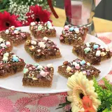 Små chokladkakor med färgglada marshmallows och strössel, perfekta att baka med marshmallows.