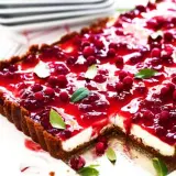 En saftig pepparkakscheesecake med en glansig lingon-topping och färska lingon. Perfekt för fikat!