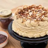 En vacker mockatårta med kaffefrosting, mandel och chokladbitar. Perfekt för alla som älskar ett gott mockatårta recept.