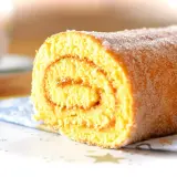 En saftig rulltårta med sockerströssel, perfekt för ett enkelt rulltårta recept.