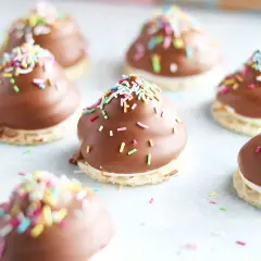 Chokladöverdragna marängbottnar med strössel. Ett mums mums recept som passar perfekt till fikat.