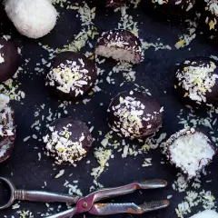 Chokladbollar med kokos, ett enkelt bounty recept. Perfekt för fikat!