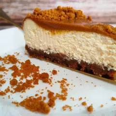En bit krämig cheesecake med krossade digestivekex och en karamelliserad topping gjord på farinsocker istället för sirap.