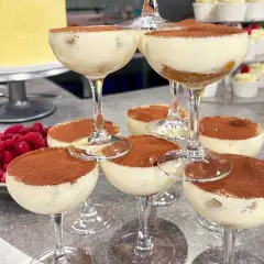 Fluffig tiramisu i glas, pudrad med kakao. En festlig dessert som ser ljuvlig ut!