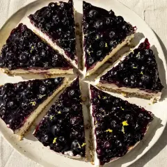En krämig blåbärscheesecake, perfekt för dig som vill baka utan vaniljsocker. Garnerad med färska blåbär och citronskal.