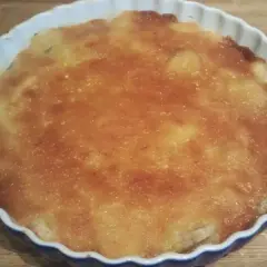 En gyllene bananpaj i en vit form, redo att avnjutas. Ett perfekt bananpaj recept för fikat.