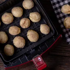 Nybakade frallor i airfryer, gyllene och redo att avnjutas. Enkla och snabba att göra!