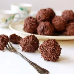 Chokladiga arraksbollar med strössel, redo att avnjutas med en kopp kaffe. En klassisk svensk fika.