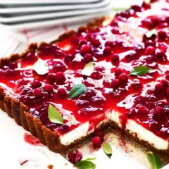 En saftig pepparkakscheesecake med en glansig lingon-topping och färska lingon. Perfekt för fikat!