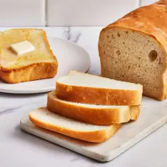 En nybakad formfranska, perfekt för smörgåsar eller rostat bröd. Här är ett enkelt formfranska recept.