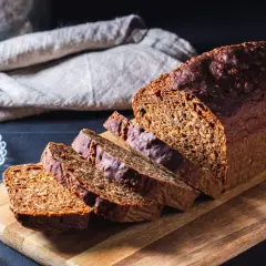 Mörkt, saftigt rågbröd skuret i skivor, redo att avnjutas. Ett perfekt exempel på ett gott fillimpa recept.