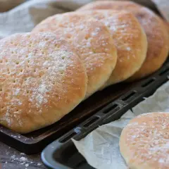 Färska polarkakor, nybakade och pudrade med mjöl. Ett härligt polarkaka recept att njuta av.