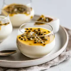 Tre glas med krämig pannacotta toppad med passionsfrukt. En härlig kombination av pannacotta smaker.