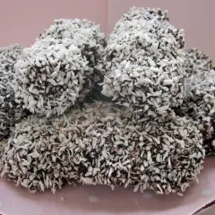 En hög med chokladöverdragna skumbollar, rullade i kokosflingor. Perfekt för ett enkelt skumbollar recept.