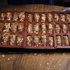 En form med nybakade, saftiga kavringsmuffins toppade med frön och havre. Perfekt för fikat!