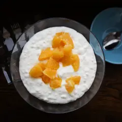 En skål med krämig risgrynsgröt, toppad med saftiga apelsinklyftor. En klassisk ris ala malta, perfekt för en mysig stund.