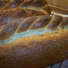 Två flätade bröd, ett med vallmofrön, ett med sesamfrön. Perfekt för ett enkelt barkis recept.