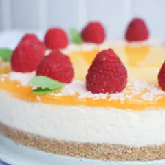 En läcker cheesecake med passionsfrukt, toppad med färska hallon och mynta. En dröm för alla sötsugna!