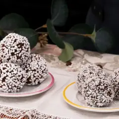 Två fat med chokladbollar, några rullade i kokosflingor och andra i små vita strösselkulor. En härlig syn av kokos bollar!