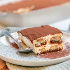 En bit krämig tiramisu med kaffeindränkta savoiardikex och kakaopulver. Perfekt för ett tiramisu recept original.