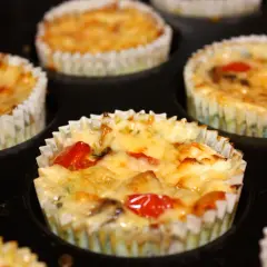 Små, gyllene quiche-muffins i form, perfekta att förvara muffins i.