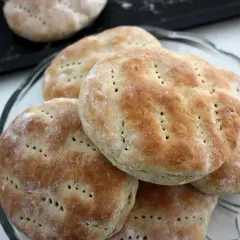 En hög med nybakade tekakor med havregryn och rågsikt, perfekta för frukost eller fika.