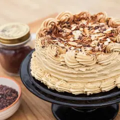 En vacker mockatårta med kaffefrosting, mandel och chokladbitar. Perfekt för alla som älskar ett gott mockatårta recept.