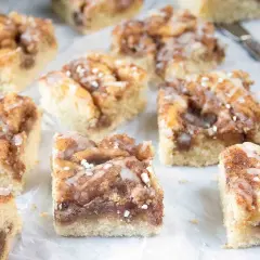 Kanelbullekaka i långpanna, skuren i fyrkantiga bitar med glasyr och pärlsocker. Perfekt för fikat!