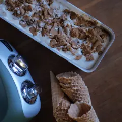 Hemmagjord pepparkaksglass i form, redo att serveras i våfflor. Ett perfekt recept för julen!