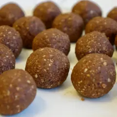 En närbild på många chokladbollar, perfekta för ett enkelt delicatobollar recept.