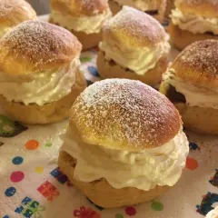 Fluffiga semlor med grädde, perfekta för ett semmeltårta recept. Pudrade med florsocker.