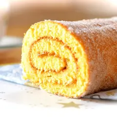En saftig rulltårta med sockerströssel, perfekt för ett enkelt rulltårta recept.