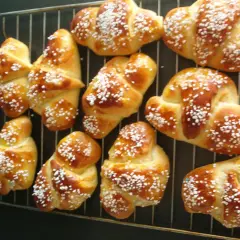 Nybakade gifflar med pärlsocker, redo att avnjutas. Ett härligt gifflar recept!
