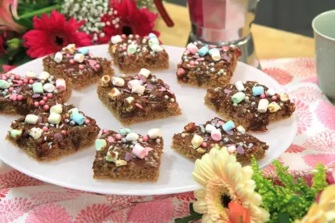 Små chokladkakor med färgglada marshmallows och strössel, perfekta att baka med marshmallows.