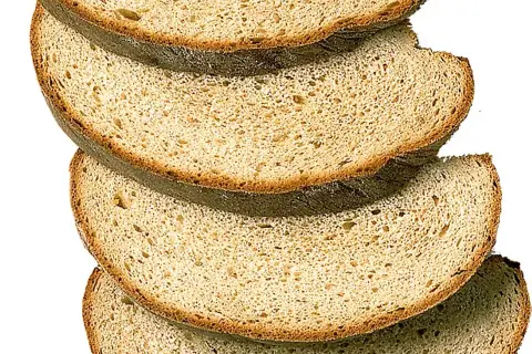 Skivor av mörkt bröd, perfekt för ett gott limpa recept.