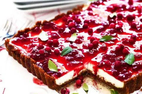 En saftig pepparkakscheesecake med en glansig lingon-topping och färska lingon. Perfekt för fikat!