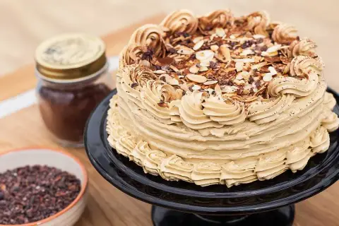En vacker mockatårta med kaffefrosting, mandel och chokladbitar. Perfekt för alla som älskar ett gott mockatårta recept.