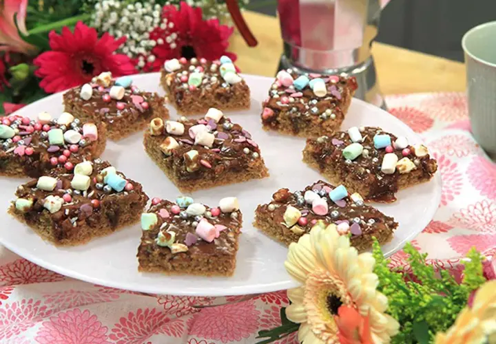 Små chokladkakor med färgglada marshmallows och strössel, perfekta att baka med marshmallows.