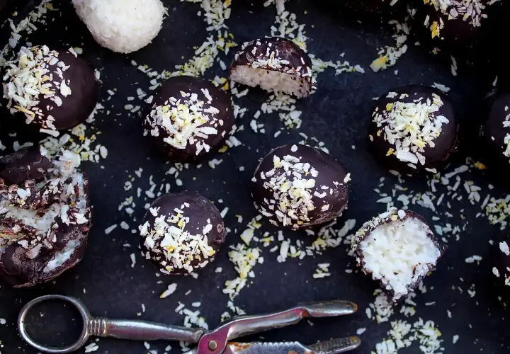 Chokladbollar med kokos, ett enkelt bounty recept. Perfekt för fikat!