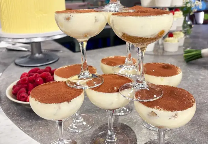 Fluffig tiramisu i glas, pudrad med kakao. En festlig dessert som ser ljuvlig ut!