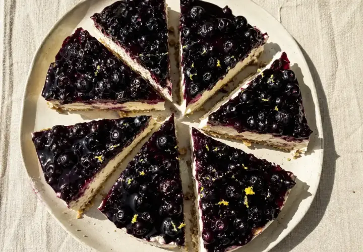 En krämig blåbärscheesecake, perfekt för dig som vill baka utan vaniljsocker. Garnerad med färska blåbär och citronskal.