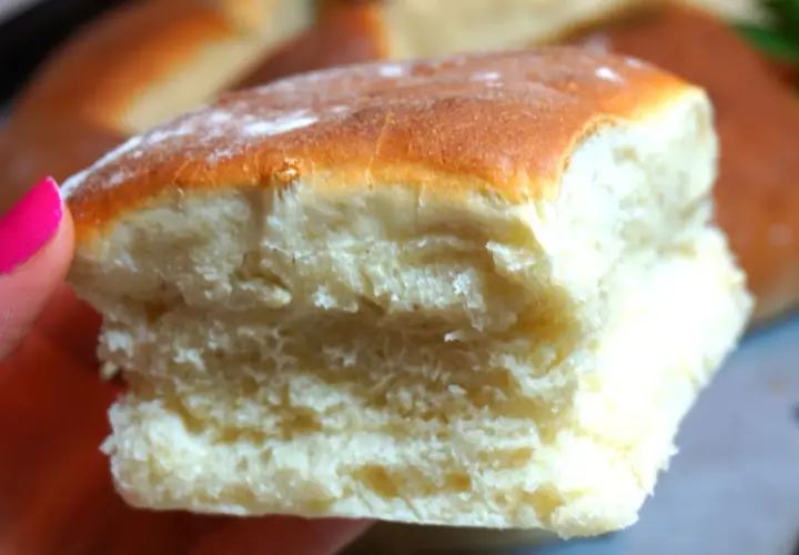 Mjukt och fluffigt tekaka i långpanna, perfekt för frukost eller fika.