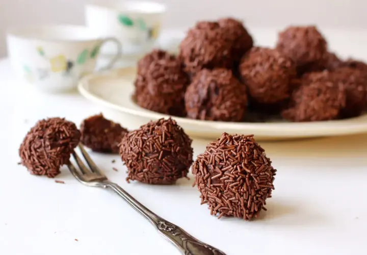 Chokladiga arraksbollar med strössel, redo att avnjutas med en kopp kaffe. En klassisk svensk fika.