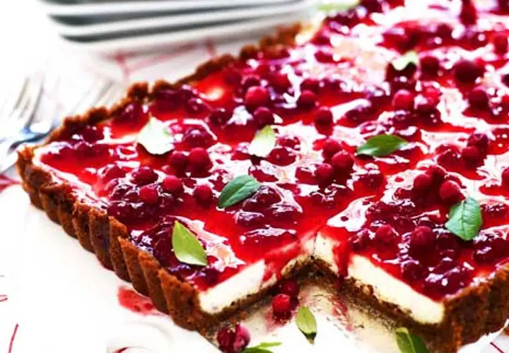 En saftig pepparkakscheesecake med en glansig lingon-topping och färska lingon. Perfekt för fikat!