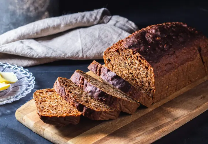 Mörkt, saftigt rågbröd skuret i skivor, redo att avnjutas. Ett perfekt exempel på ett gott fillimpa recept.