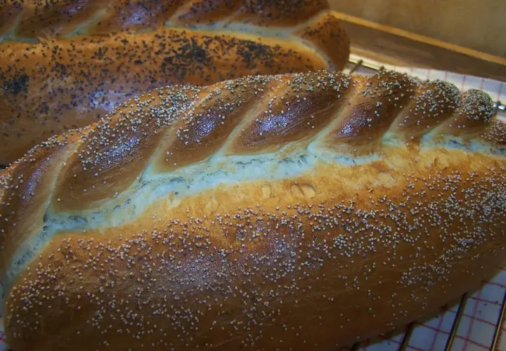 Två flätade bröd, ett med vallmofrön, ett med sesamfrön. Perfekt för ett enkelt barkis recept.