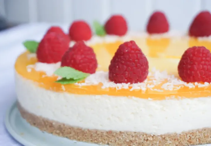 En läcker cheesecake med passionsfrukt, toppad med färska hallon och mynta. En dröm för alla sötsugna!