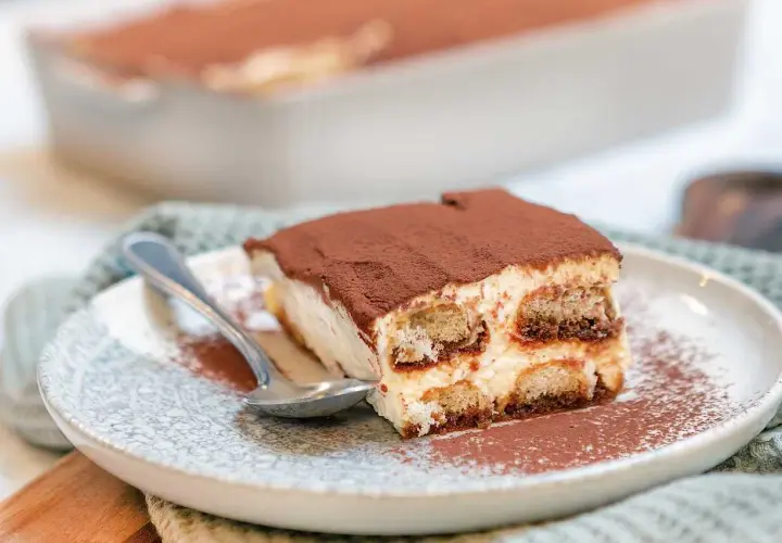 En bit krämig tiramisu med kaffeindränkta savoiardikex och kakaopulver. Perfekt för ett tiramisu recept original.