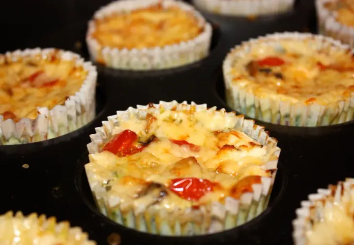 Små, gyllene quiche-muffins i form, perfekta att förvara muffins i.