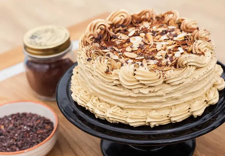 En vacker mockatårta med kaffefrosting, mandel och chokladbitar. Perfekt för alla som älskar ett gott mockatårta recept.